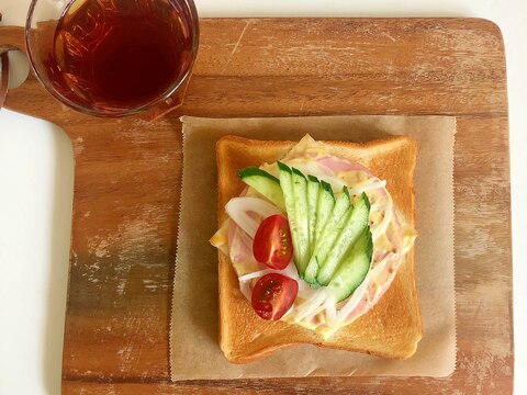 チーズとハムと生野菜のオープンサンド♪